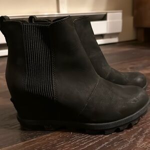 Sorel black wedge boots sz 7